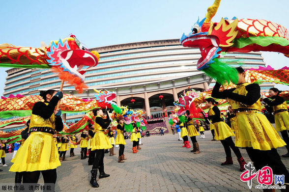 Folk performances held to celebrate the Lantern festival in Qingdao