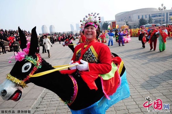 Folk performances held to celebrate the Lantern festival in Qingdao
