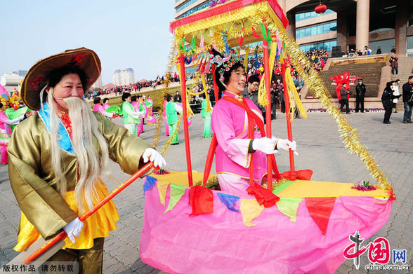 Folk performances held to celebrate the Lantern festival in Qingdao