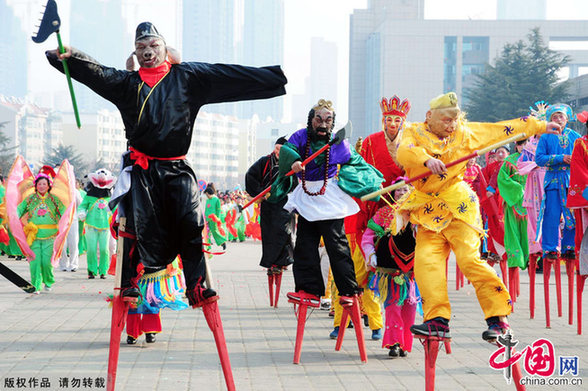 Folk performances held to celebrate the Lantern festival in Qingdao