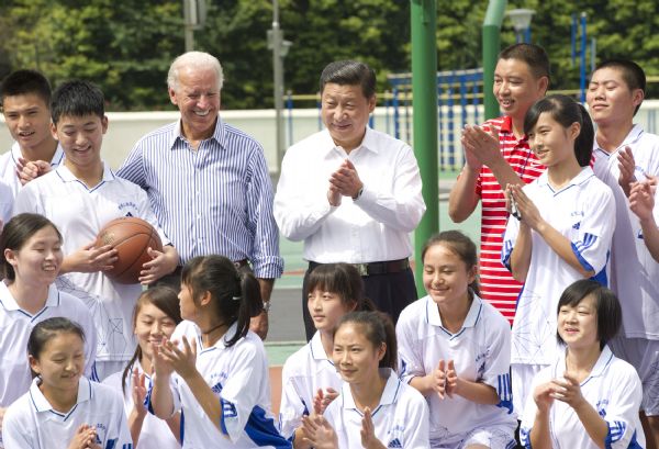 Chinese Vice President Xi Jinping (C, back) and United States Vice President Joe Biden (3rd L, back) watch a basketball training at the Qingchengshan high school rebuilt after the deadly earthquake in May 2008 in Dujiangyan, southwest China&apos;s Sichuan Province, Aug. 21, 2011. [Huang Jingwen/Xinhua] 