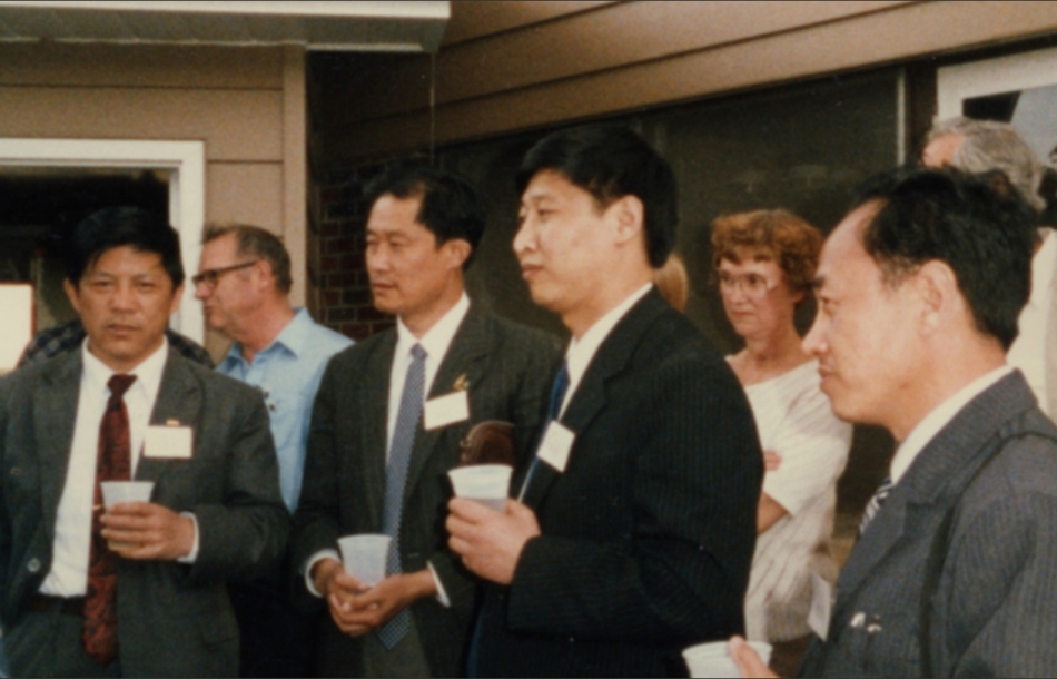 27 years ago, Xi Jinping (2nd R, front) visited Muscatine, an agricultural center in the US heartland, when he led a delegation to learn about farming technology. 