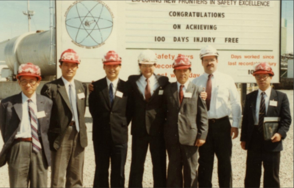 27 years ago, Xi Jinping (2nd L) visited Muscatine, an agricultural center in the US heartland, when he led a delegation to learn about farming technology. 