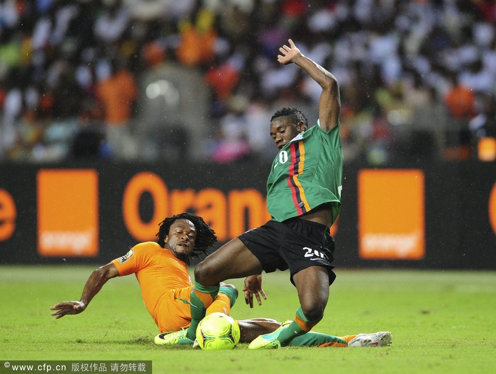 Jean Jacques Gosso of Ivory Coast (L) and Emmanuel Mayuka of Zambia (R) fight for the ball during the Africa Cup of Nations final match between Zambia and Ivory Coast in Libreville, Gabon, 12 February 2012. 