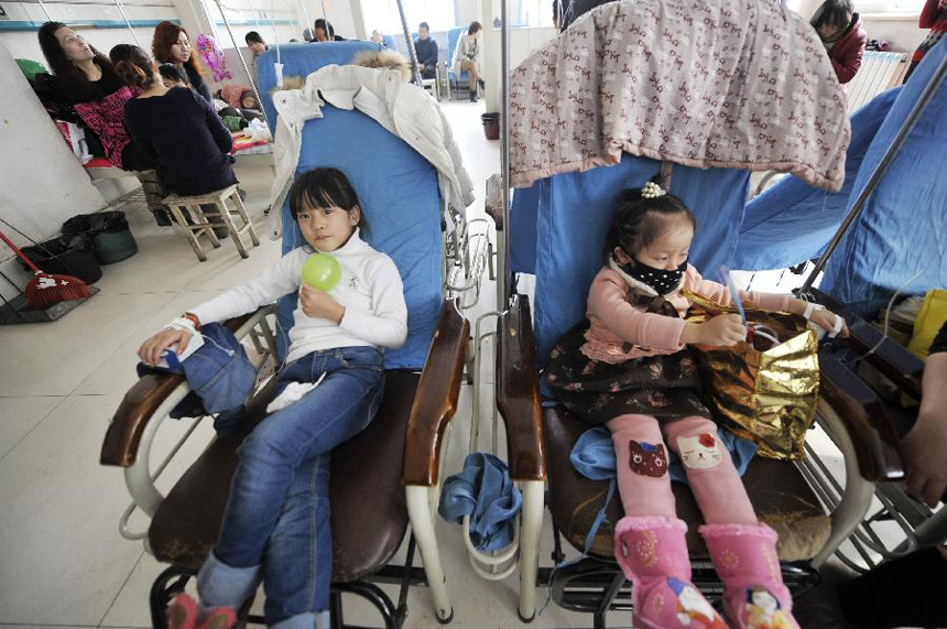 Children get infusions at Yinchuan Maternal and Children Health Hospital in Yinchuan, captial of northwest China&apos;s Ningxia Hui Autonomous Region, Feb. 12, 2012. Many children caught cold due to sharp temperture decline, rendering the number of children getting infusion to almost 300 people per day in the hospital. [Xinhua photo]