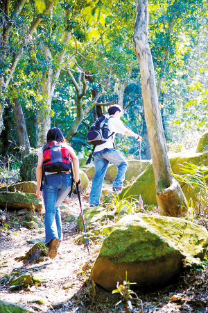 Mountain-climbing, one of the 'Top 9 sports preferred by China’s millionaires' by China.org.cn