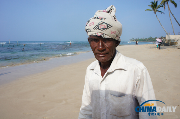 A stilt fisherman poses for photograph in Weligama, a town on the southern coast of Sri Lanka. Photo taken on February 1, 2012. [Photo/chinadaily.com.cn] 