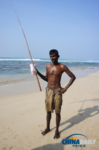 A stilt fisherman poses for photograph in Weligama, a town on the southern coast of Sri Lanka. Photo taken on February 1, 2012. [Photo/chinadaily.com.cn] 