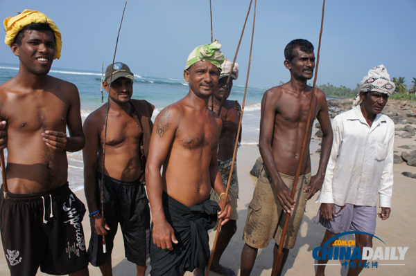 Stilt fishermen pose for photograph in Weligama, a town on the southern coast of Sri Lanka. Photo taken on February 1, 2012. [Photo/chinadaily.com.cn]