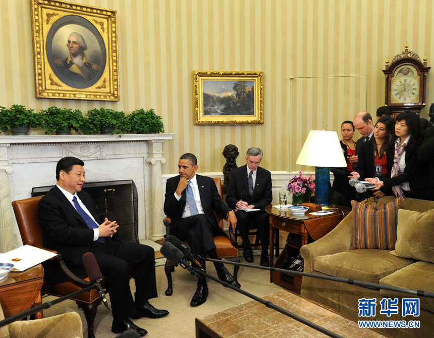 China's Vice-President Xi Jinping (L) meets with US President Barack Obama at the White House in Washington, February 14, 2012. 