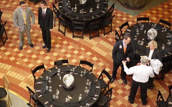 Staff are preparing for the welcome dinner hosting the visiting Chinese Vice-President Xi Jinping in Des Moines, the Iowa capitol Feb 15, 2012.[Sun Peng] 