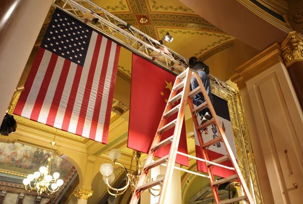 Staff are preparing for the welcome dinner hosting the visiting Chinese Vice-President Xi Jinping in Des Moines, the Iowa capitol Feb 15, 2012.[Sun Peng] 