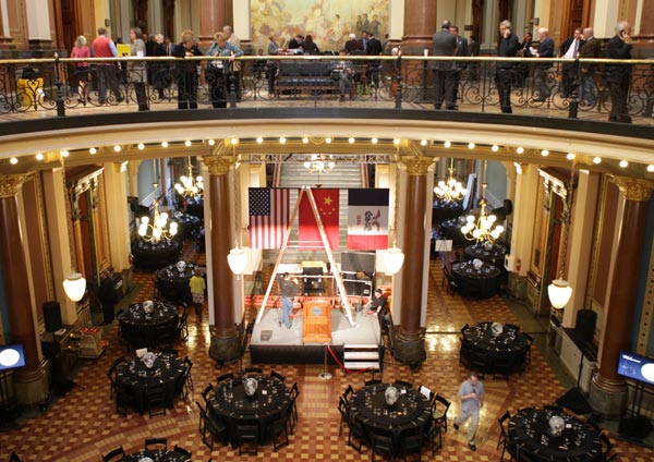 Staff are preparing for the welcome dinner hosting the visiting Chinese Vice-President Xi Jinping in Des Moines, the Iowa capitol Feb 15, 2012.[Sun Peng]