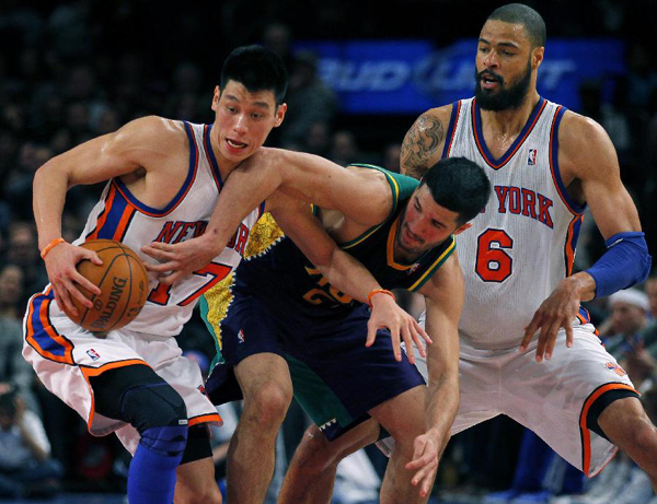 Jeremy Lin (L) of Knicks competes with a player of New Orleans Hornets in New York, Feb. 17, 2012. (Xinhua Photo)