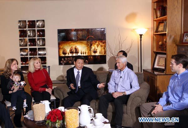 Chinese Vice President Xi Jinping (C) talks with family members of Rick Kimberley during his visit to Kimberley's farm in Des Moines, Iowa, the United States, Feb. 16, 2012. (Xinhua/Lan Hongguang)