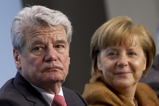 German Chancellor Angela Merkel (R) looks at Joachim Gauck, joint candidate of government and opposition for the post of president, at the Chancellery in Berlin February 19, 2012. [Photo/Agencies] 