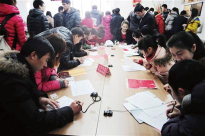 Couples rush to wed on Valentine&apos;s Day in Qingdao