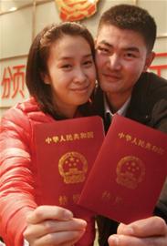 Couples rush to wed on Valentine&apos;s Day in Qingdao