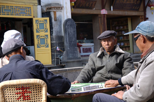 In the warm afternoon sunshine, senior residents play Mahjong, a typical Chinese game for entertainment, by the side of a pedestrian road in Heshun. [Photo:CRIENGLISH.com]