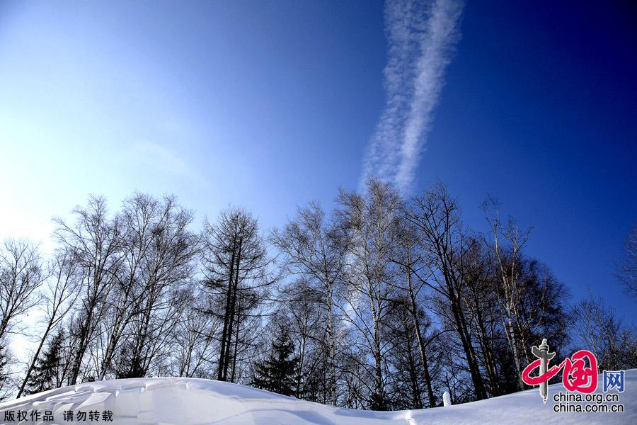 Changbai Mountain in southeastern Jilin Province is located on the border between China and North Korea. Considered as the most famous mountain in northeast China, Changbai Mountain has rich biodiversity. With an average altitude of 2,000 meters, the mountain is well-known for its snowy scenery, cool summers and an abundance of mineral springs.[China.org.cn]