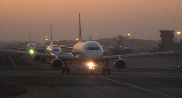 Flight delays from Chinese airports dropped in 2011. [File photo]