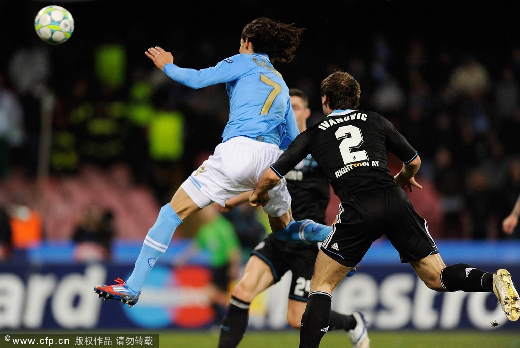  Edinson Cavani (L) of SSC Napoli scores the second goal during the UEFA Champions League round of 16 first leg match between SSC Napoli and Chelsea FC at Stadio San Paolo on February 21, 2012 in Naples, Italy.