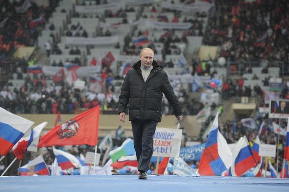 Supporters of Russian Prime Minister Vladimir Putin gather for a massive rally to show solidarity with the presidential candidate in downtown Moscow, Russia, Feb. 23, 2012.[Xinhua] 