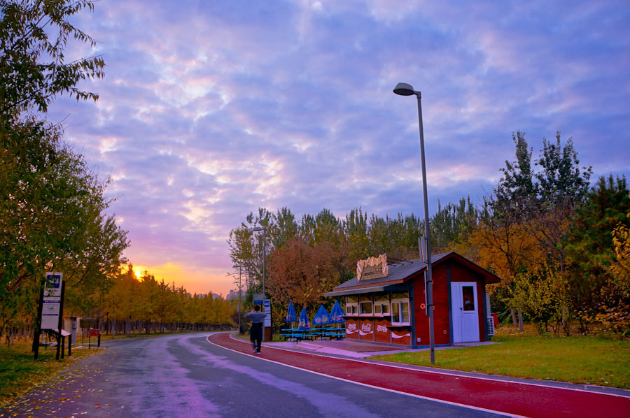 Olympic Forest Park is located to the north of the 'Bird's Nest' and 'Water Cube.' Shrouded in trees, reeds and grass and spotted with ponds, the 11.5-square-kilometer Olympic National Forest Park has become a popular destination for tourists to inhale some fresh air in Beijing. [su3000/bbs.fengniao] 