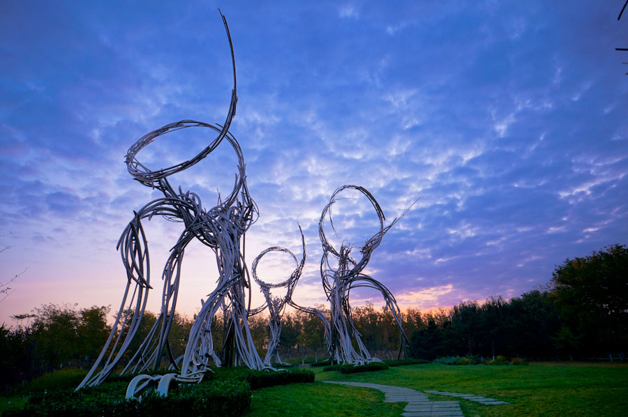 Olympic Forest Park is located to the north of the 'Bird's Nest' and 'Water Cube.' Shrouded in trees, reeds and grass and spotted with ponds, the 11.5-square-kilometer Olympic National Forest Park has become a popular destination for tourists to inhale some fresh air in Beijing. [su3000/bbs.fengniao] 