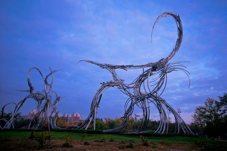 Olympic Forest Park is located to the north of the 'Bird's Nest' and 'Water Cube.' Shrouded in trees, reeds and grass and spotted with ponds, the 11.5-square-kilometer Olympic National Forest Park has become a popular destination for tourists to inhale some fresh air in Beijing. [su3000/bbs.fengniao] 