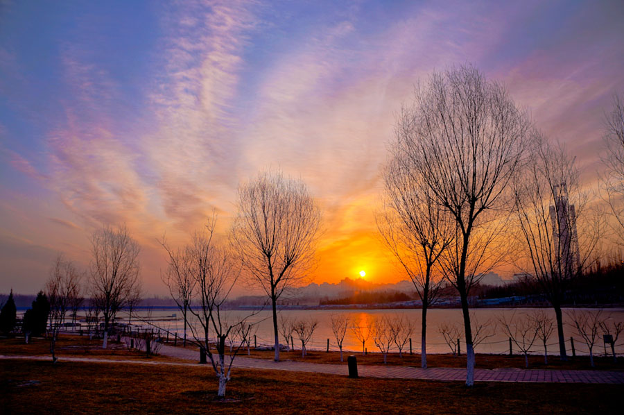 Olympic Forest Park is located to the north of the 'Bird's Nest' and 'Water Cube.' Shrouded in trees, reeds and grass and spotted with ponds, the 11.5-square-kilometer Olympic National Forest Park has become a popular destination for tourists to inhale some fresh air in Beijing. [su3000/bbs.fengniao] 