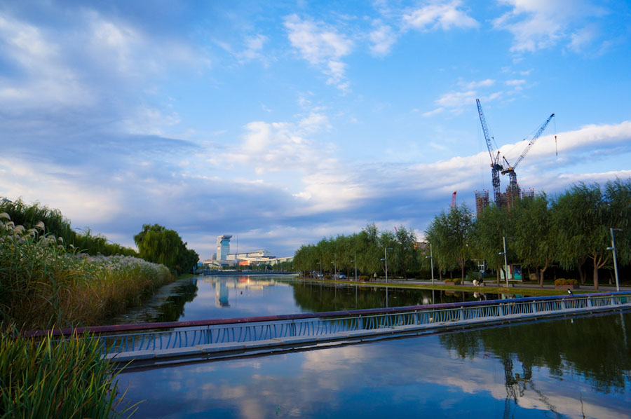 Olympic Forest Park is located to the north of the 'Bird's Nest' and 'Water Cube.' Shrouded in trees, reeds and grass and spotted with ponds, the 11.5-square-kilometer Olympic National Forest Park has become a popular destination for tourists to inhale some fresh air in Beijing. [su3000/bbs.fengniao] 