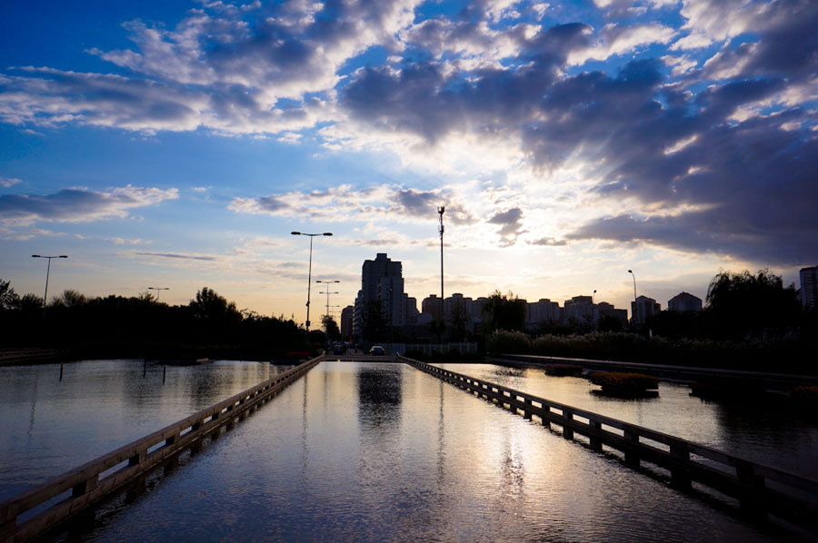 Olympic Forest Park is located to the north of the 'Bird's Nest' and 'Water Cube.' Shrouded in trees, reeds and grass and spotted with ponds, the 11.5-square-kilometer Olympic National Forest Park has become a popular destination for tourists to inhale some fresh air in Beijing. [su3000/bbs.fengniao] 