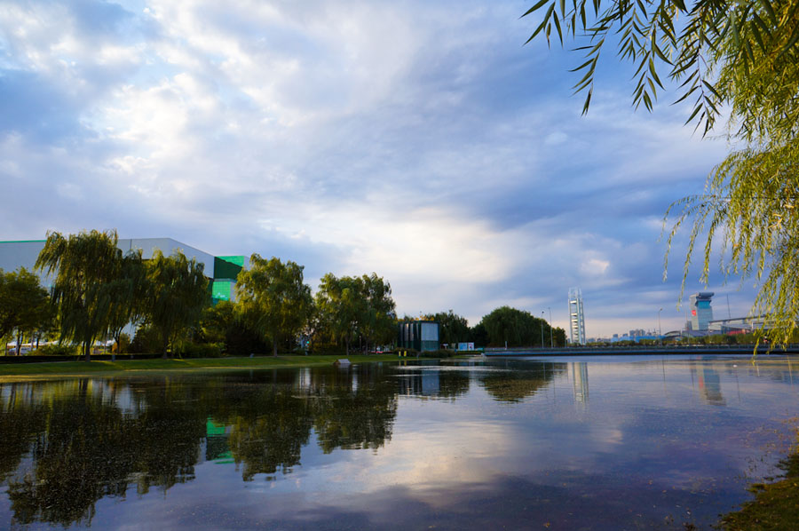 Olympic Forest Park is located to the north of the 'Bird's Nest' and 'Water Cube.' Shrouded in trees, reeds and grass and spotted with ponds, the 11.5-square-kilometer Olympic National Forest Park has become a popular destination for tourists to inhale some fresh air in Beijing. [su3000/bbs.fengniao] 