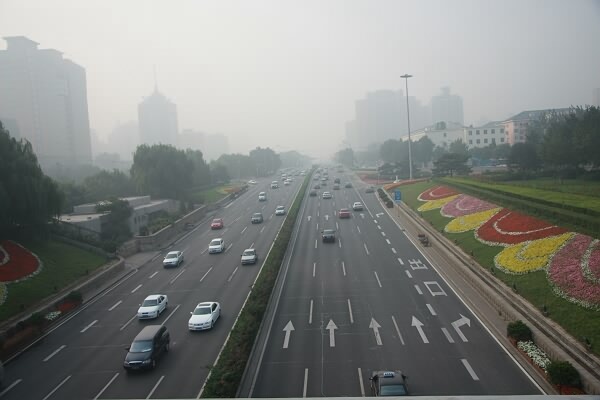 The Beijing Municipal Commission of Development and Reform (BMCDR) said it hopes to boost the standard by 2016 to make it equivalent to the tighter Euro 6 emission standard. [File photo]