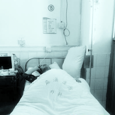 A man from Chongqing Municipality came round to find his left kidney had been removed at a hotel in Dongguan City.