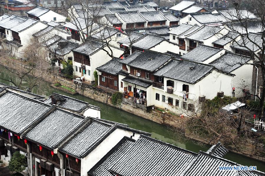 Photo taken on Feb. 26, 2012 shows the snow-covered rooves in Hangzhou, east China's Zhejiang Province. Hangzhou witnessed a spring snowfall on Sunday morning as a cold front was forecast to hit China's southern regions, dragging down temperatures by three to six degrees Celsius in the middle and lower reaches of the Yangtze River and regions south of the river from Feb. 26 to 28, according to the National Meteorological Center. 