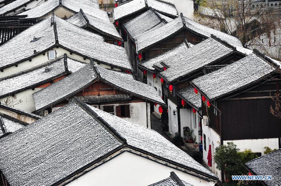 Photo taken on Feb. 26, 2012 shows the snow-covered rooves in Hangzhou, east China's Zhejiang Province. Hangzhou witnessed a spring snowfall on Sunday morning as a cold front was forecast to hit China's southern regions, dragging down temperatures by three to six degrees Celsius in the middle and lower reaches of the Yangtze River and regions south of the river from Feb. 26 to 28, according to the National Meteorological Center.