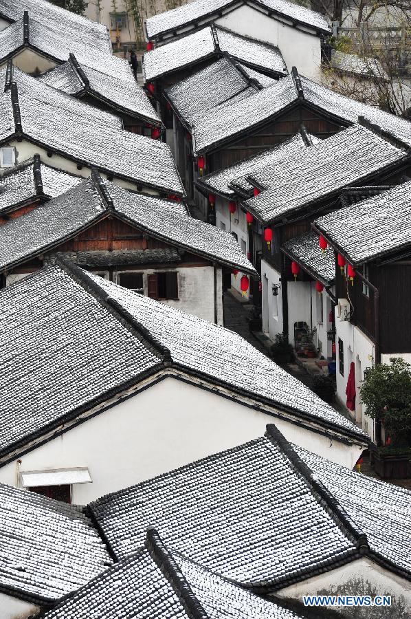 Photo taken on Feb. 26, 2012 shows the snow-covered rooves in Hangzhou, east China's Zhejiang Province. Hangzhou witnessed a spring snowfall on Sunday morning as a cold front was forecast to hit China's southern regions, dragging down temperatures by three to six degrees Celsius in the middle and lower reaches of the Yangtze River and regions south of the river from Feb. 26 to 28, according to the National Meteorological Center.