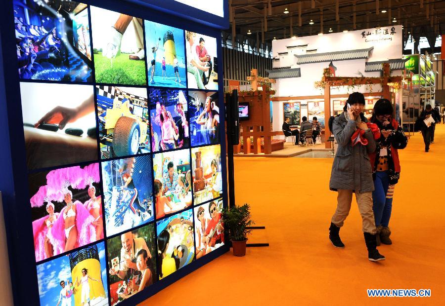 Visitors tour the Nanjing Travel Fair 2012 at the International Expo Center in Nanjing, capital of east China's Jiangsu Province, Feb. 24, 2012. Opening here on Friday, the three-day event displayed tourist products brought by 190 exhibitors from 25 countries and regions.