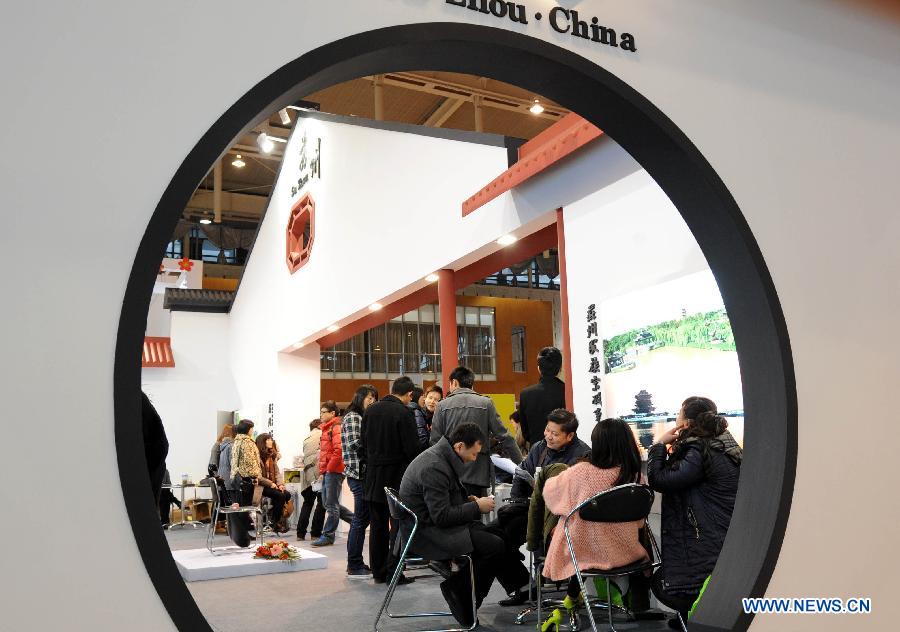 Visitors talk with exhibitors during the Nanjing Travel Fair 2012 at the International Expo Center in Nanjing, capital of east China's Jiangsu Province, Feb. 24, 2012. Opening here on Friday, the three-day event displayed tourist products brought by 190 exhibitors from 25 countries and regions.