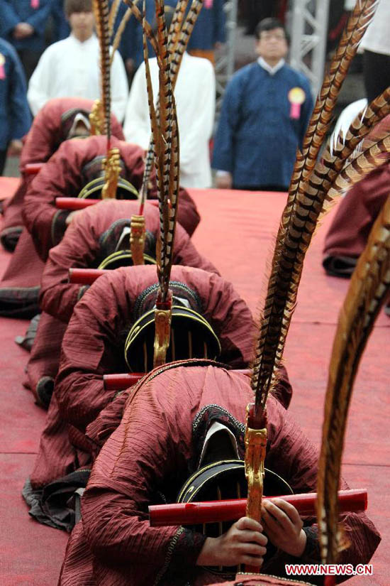 Students in costumes take part in the spring sacrificing ceremony of the Confucius Temple in Taipei, southeast China's Taiwan, Feb. 26, 2012. Nearly 1,000 people attended the ancient-style ceremony, which is held annually to encourage students to set clear goals and study hard in the beginning of a year. (Xinhua/Gao Xueyu)