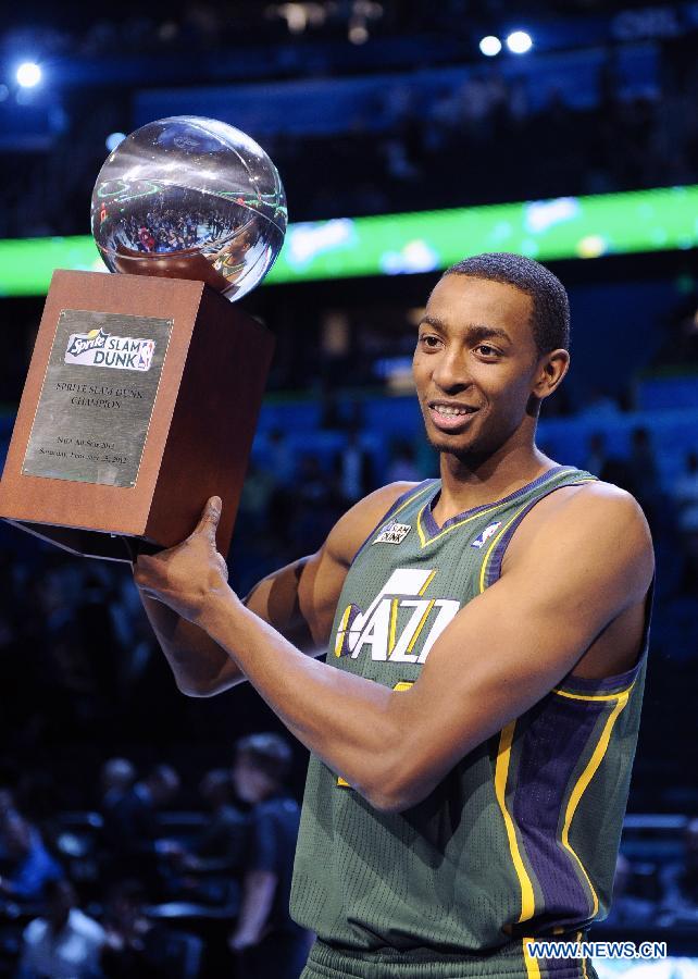 Jeremy Evans of the UTah Jazz celebrates with his trophy after he won the Sprite Slam Dunk Contest part of 2012 NBA All-Star Weekend in Orlando, the United States, Feb. 25, 2012. (Xinhua/Zhang Jun)
