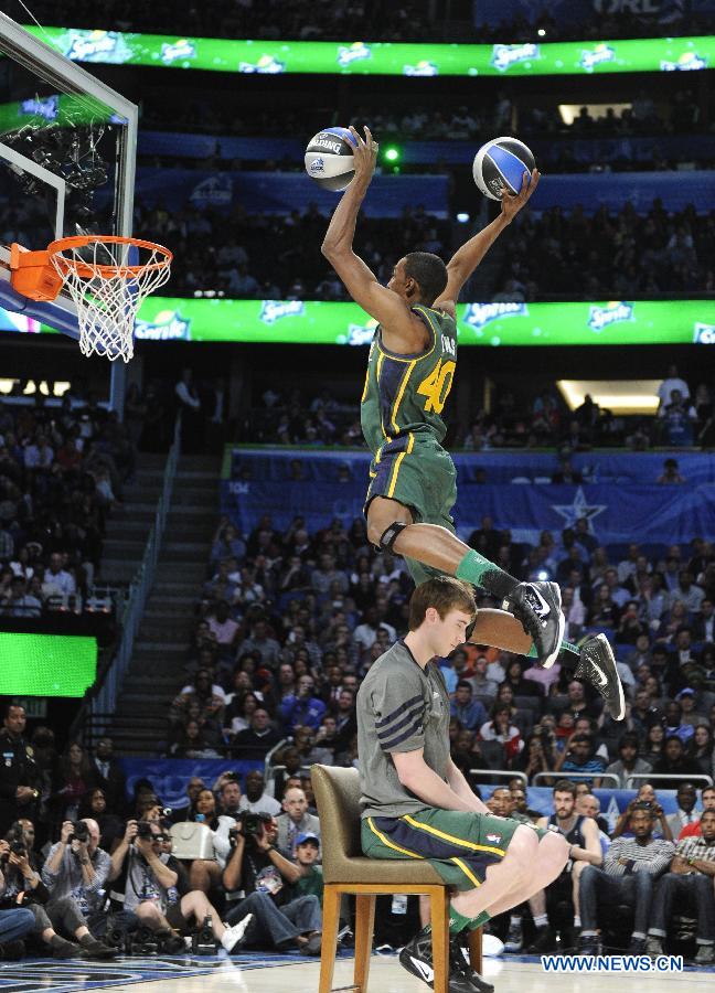 Jeremy Evans of the UTah Jazz dunks during the Sprite Slam Dunk Contest part of 2012 NBA All-Star Weekend in Orlando, the United States, Feb. 25, 2012. Evans claimed the title. (Xinhua/Zhang Jun) 