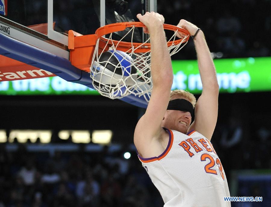 Houston Rockets' Chase Budinger dunks during the Sprite Slam Dunk Contest part of 2012 NBA All-Star Weekend in Orlando, the United States, Feb. 25, 2012. (Xinhua/Zhang Jun) 