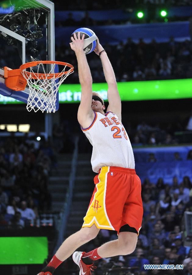 Houston Rockets' Chase Budinger dunks during the Sprite Slam Dunk Contest part of 2012 NBA All-Star Weekend in Orlando, the United States, Feb. 25, 2012. (Xinhua/Zhang Jun) 