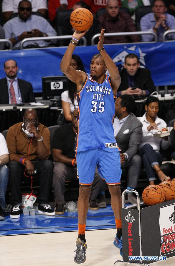 Oklahoma City Thunder's Kevin Durant shoots during the Three-Point Contest part of 2012 NBA All-Star Weekend in Orlando, the United States, Feb. 25, 2012. (Xinhua/Song Qiong) 