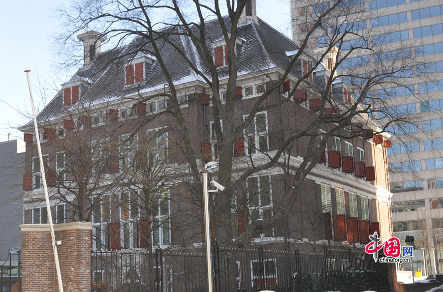 A building next to the Stadhuis (Town Hall) on the Coolsingel Street in Rotterdam. [Pang Li/China.org.cn] 