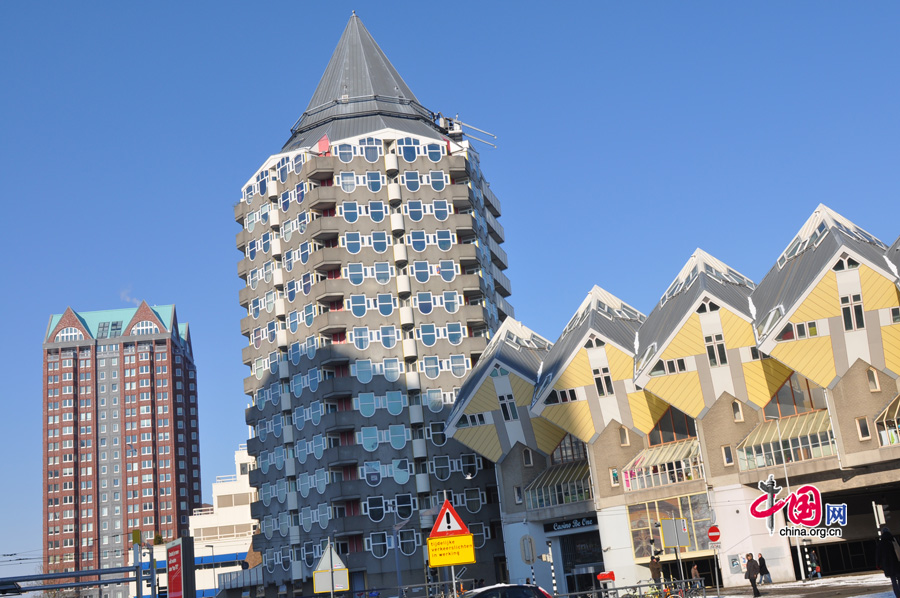 The Kijk-Kubus (Museum House) and a building next to it in Rotterdam. [Pang Li/China.org.cn]