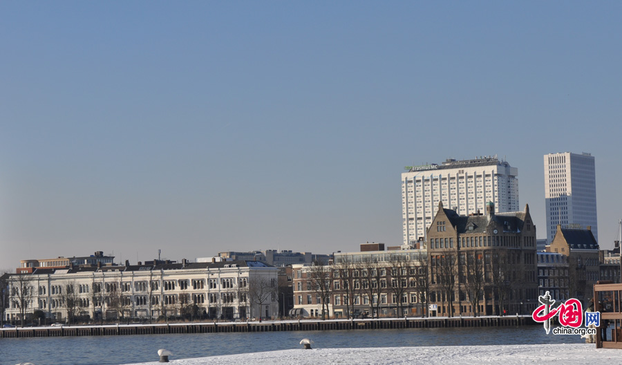 Buildings on the bank of the Nieuwe Maas (New Meuse) River in Rotterdam. [Pang Li/China.org.cn]